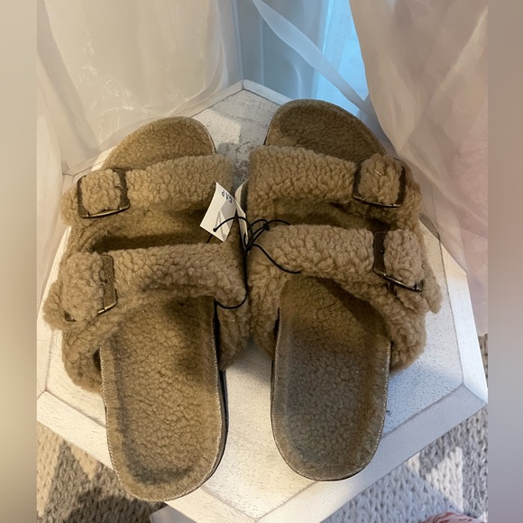 NWT GAP Sherpa slides size 7 women - Picture 3 of 7